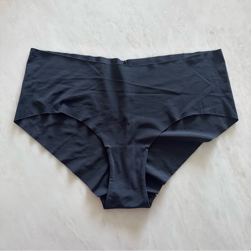 Women’s black size small NWOT Set of 2 Under Armour
Seamless Bikini